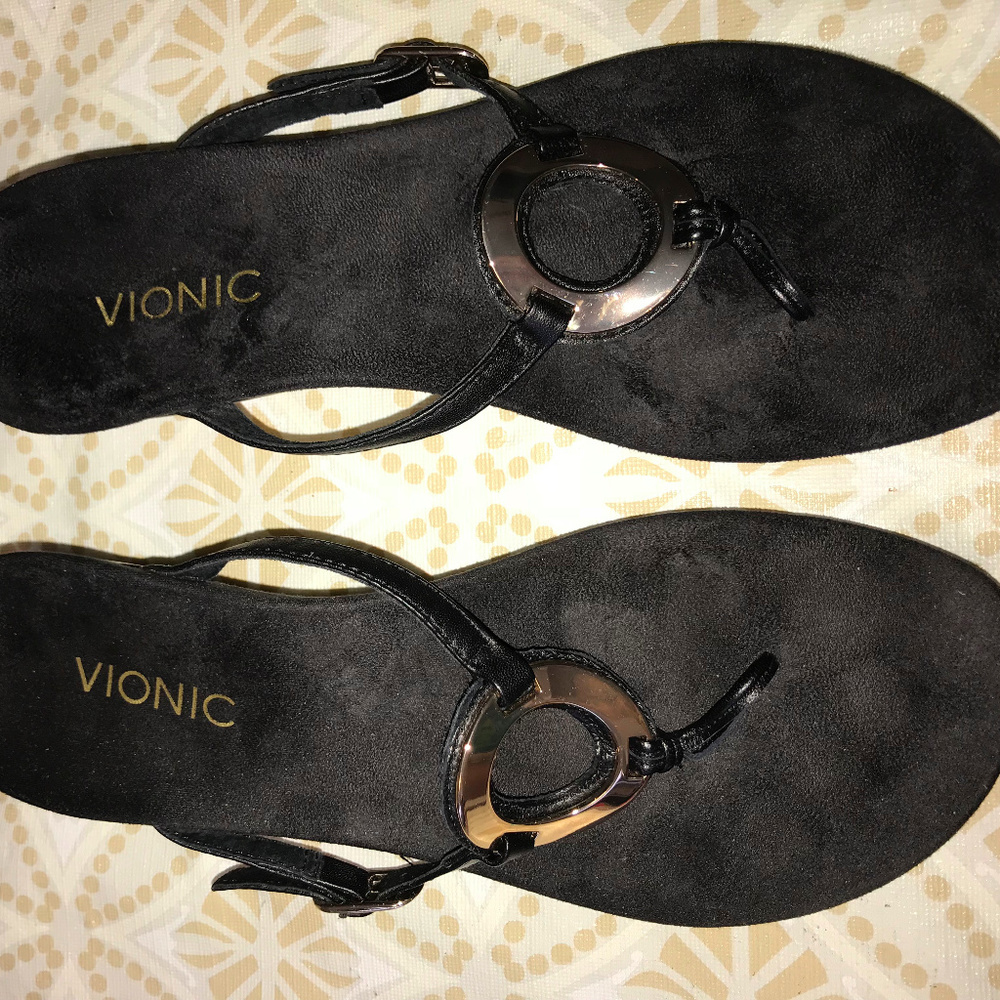Vionic Orthotic Leather Thong Sandals, size 7.5.